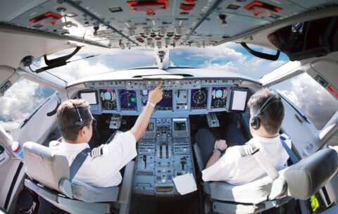 academy-photo-commercial-pilot-switches-cockpit.jpg