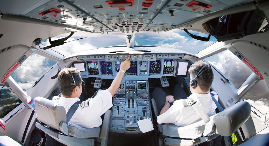 academy-photo-commercial-pilot-switches-cockpit.jpg